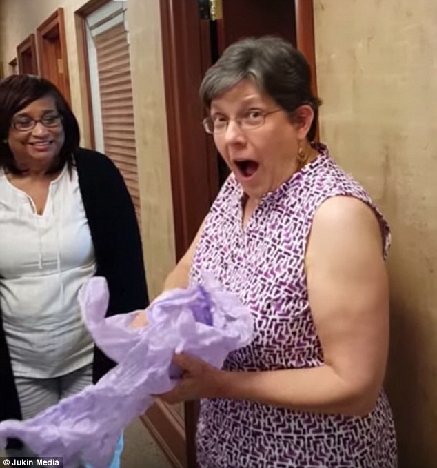 Η αντίδραση της γυναίκας που μαθαίνει ότι είναι… γιαγιά – ΒΙΝΤΕΟ