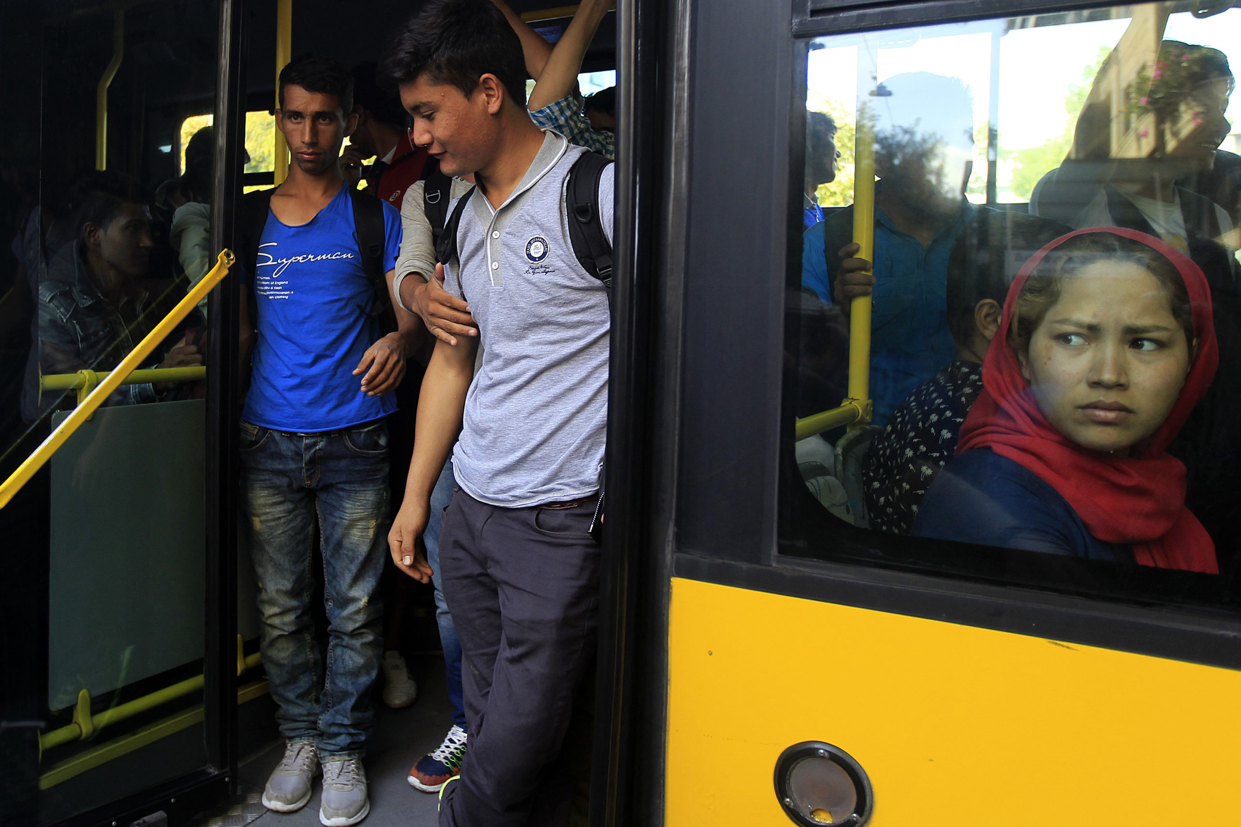 Ολοκληρώθηκε η μεταφορά των προσφύγων στο κλειστό γήπεδο του Γαλατσίου