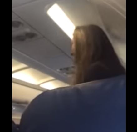 Την έβγαλαν από το αεροπλάνο επειδή δεν… έκατσε στη θέση της – ΒΙΝΤΕΟ