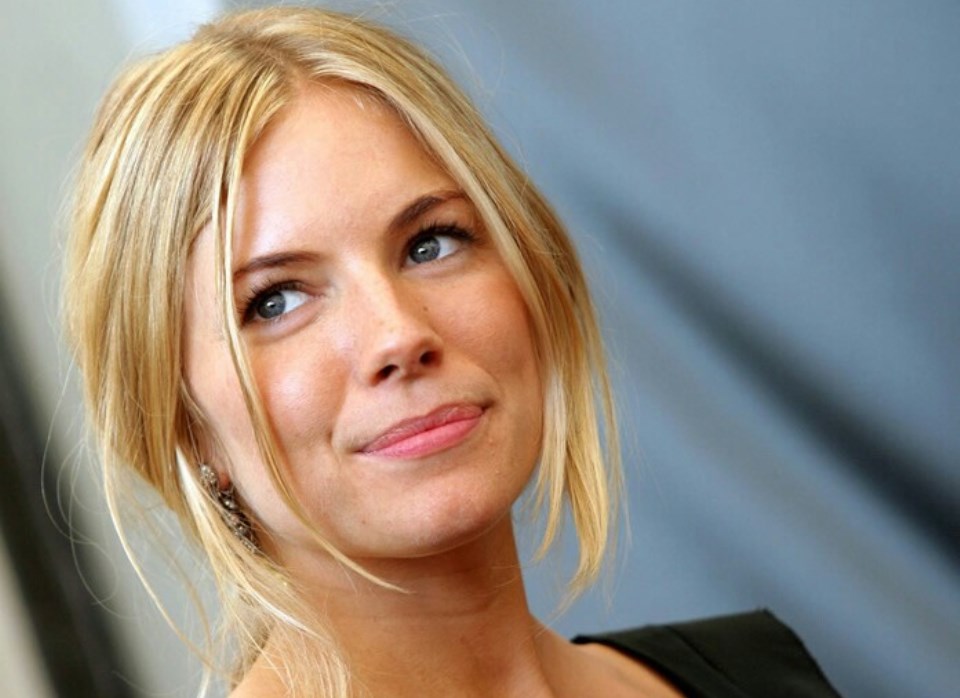 H Σιένα Μίλερ απαντά στις φήμες περί φλερτ με τον Μπραντ Πιτ