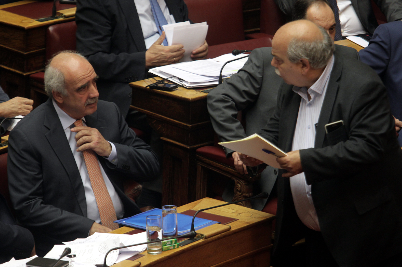 Η συνομιλία Βούτση- Μεϊμαράκη στα έδρανα της Βουλής – ΦΩΤΟ