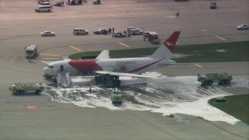 Αεροσκάφος πήρε φωτιά πριν την απογείωση- ΦΩΤΟ- ΒΙΝΤΕΟ