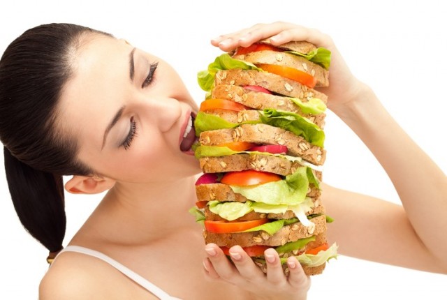 Τρώτε πολύ κατά τη διάρκεια της περιόδου; Τρόποι να το αποφύγετε