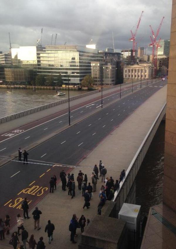 Ύποπτο πακέτο σε γέφυρα του Λονδίνου προκαλεί συναγερμό στην αγγλική αστυνομία – ΤΩΡΑ