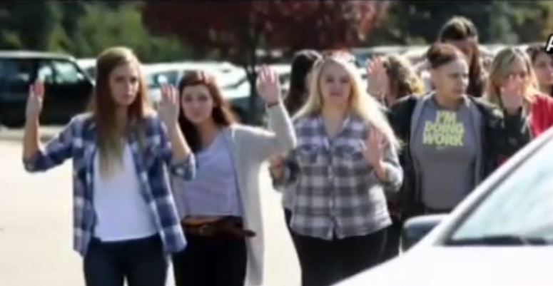 Θρήνος για τα θύματα από το μακελειό στο Όρεγκον – ΒΙΝΤΕΟ