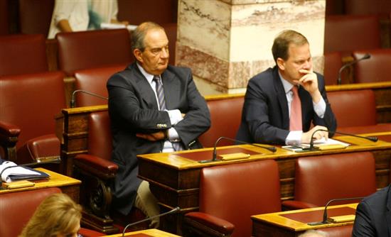 Δίπλα με τον ξάδερφο και απέναντι από τον Σαμαρά κάθισε ο Καραμανλής – ΦΩΤΟ