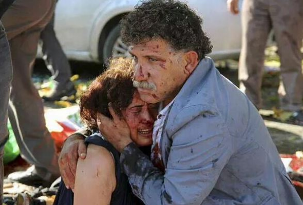 Δεν είναι νεκρός ο άνδρας-σύμβολο της τραγωδίας στην Τουρκία
