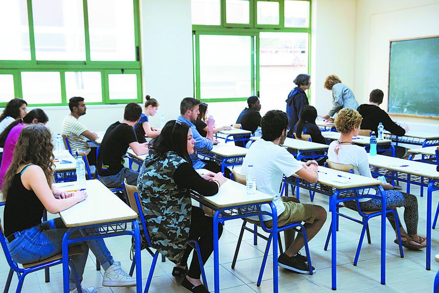 “Mπάχαλο” με τα παιδιά που θα ξαναδώσουν πανελλαδικές