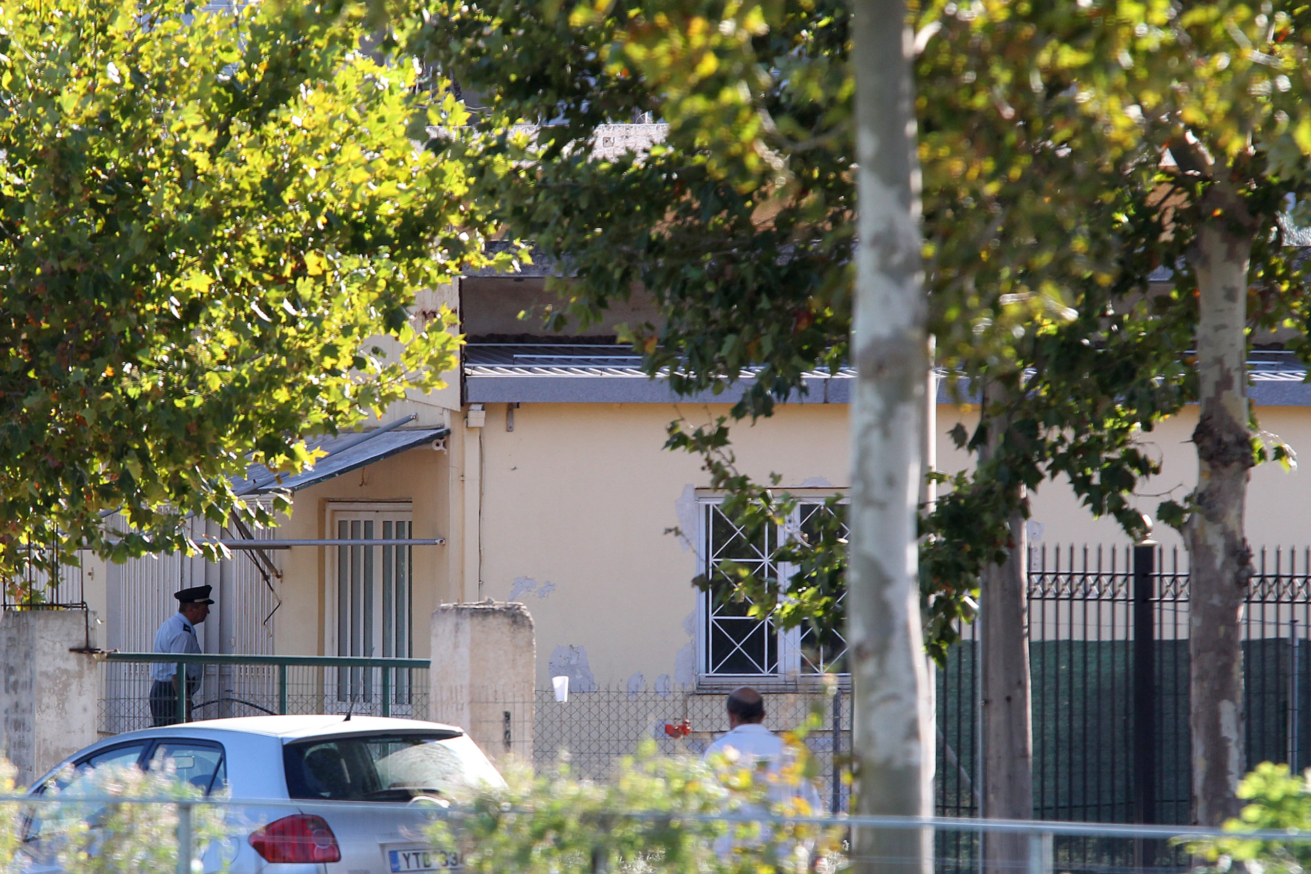 Τρομοκρατία – Αυτοκίνητα, καλάσνικοφ και εκτοξευτήρες ρουκετών στον Μαραθώνα