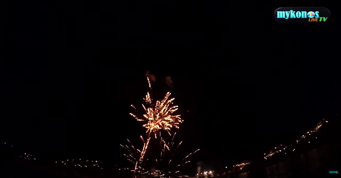 Πάρτι με εντυπωσιακά βεγγαλικά στη Μύκονο – ΒΙΝΤΕΟ