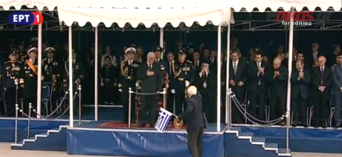 Ο ηλικιωμένος που… έφυγε από τον κόσμο και χαιρέτισε τον Παυλόπουλο – ΒΙΝΤΕΟ