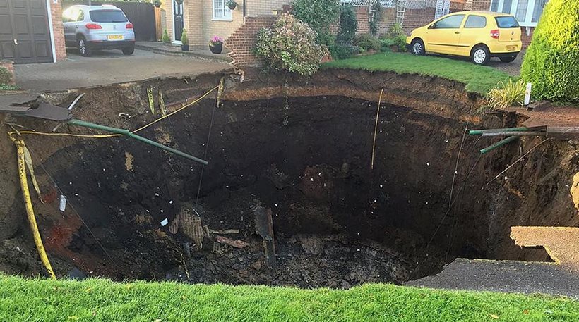 Τρύπα 20 μέτρων ανάμεσα στα σπίτια στη Βρετανία – ΒΙΝΤΕΟ