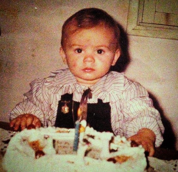 Ποιος παρουσιαστής είναι το παιδάκι της φωτογραφίας;