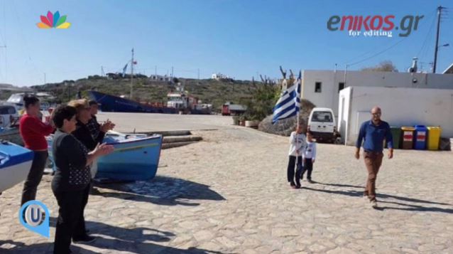 Τι είπε ο δάσκαλος που έκανε παρέλαση με τους 2 μαθητές του – ΒΙΝΤΕΟ