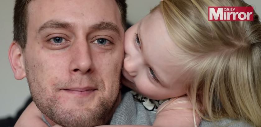 Ο συγκλονιστικός χαιρετισμός του πατέρα στην κόρη του – ΒΙΝΤΕΟ