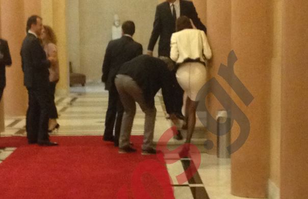 Η Μάρκου “έχασε” το γοβάκι της στο κόκκινο χαλί της Βουλής – ΦΩΤΟ