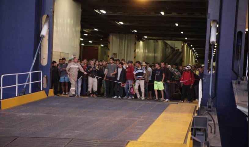 Ακόμη 1.735 πρόσφυγες έφτασαν στον Πειραιά