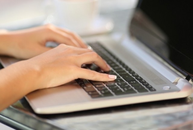Σύνδρομο καρπιαίου σωλήνα- Πώς θα σώσετε τα χέρια σας στο γραφείο