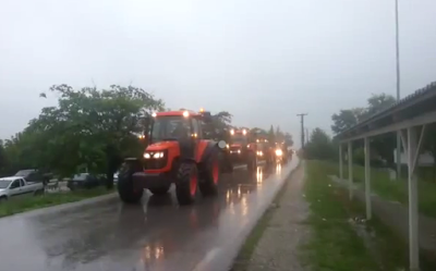 Αγρότες της Ημαθίας με τρακτέρ στον κόμβο της Κουλούρας – ΒΙΝΤΕΟ