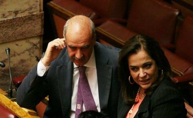 Η χειραψία και τα γέλια Μεϊμαράκη – Μπακογιάννη – ΦΩΤΟ