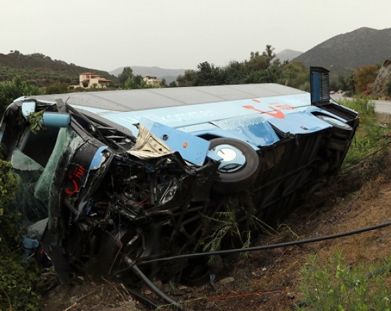 Σφοδρή σύγκρουση τουριστικού λεωφορείου με αγροτικό- Ένας νεκρός – ΦΩΤΟ