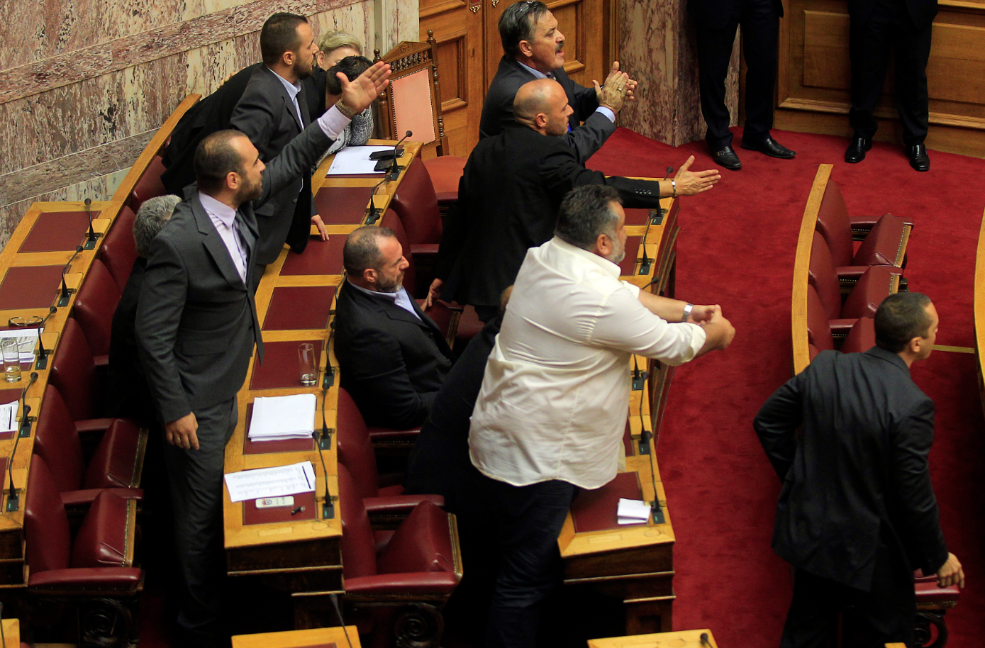 Η απειλητική χειρονομία του Κουκούτση και οι ύβρεις στον Σκουρλέτη – ΒΙΝΤΕΟ