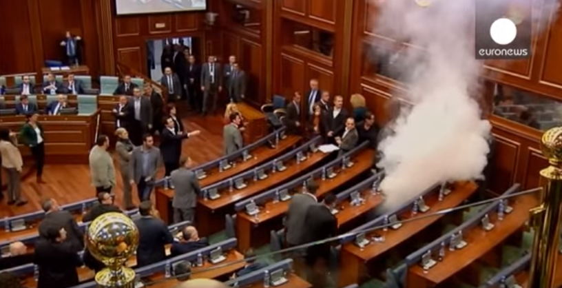Κόσοβο – Βουλευτής έριξε δακρυγόνο στη Βουλή – ΒΙΝΤΕΟ