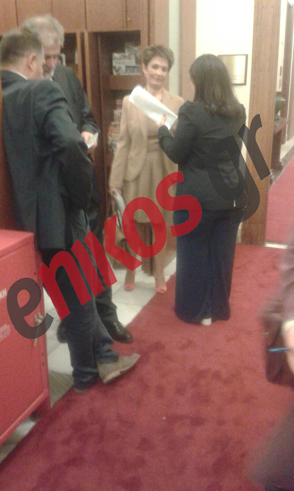 Οι κόκκινες γόβες της Καββαδία και ο χαιρετισμός με τον Βορίδη – ΦΩΤΟ