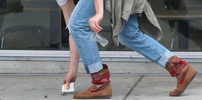 Πασίγνωστη ηθοποιός μαζεύει σκουπίδια από το δρόμο – ΦΩΤΟ