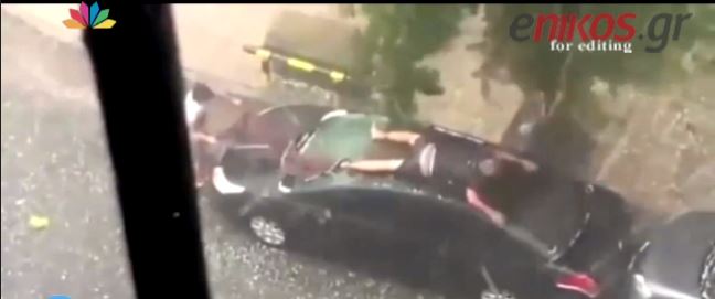 Ξάπλωσε στην οροφή του αυτοκινήτου για να το προστατέψει από το χαλάζι – ΒΙΝΤΕΟ