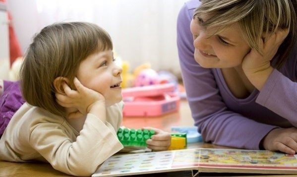 Πώς να βοηθήσεις το παιδί να μιλάει σωστά ανά ηλικία