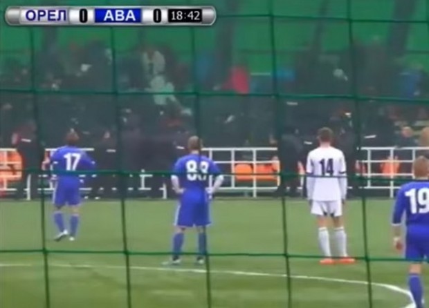 Άναψαν καπνογόνα και τους “έλιωσαν” τα ρωσικά ΜΑΤ – ΒΙΝΤΕΟ