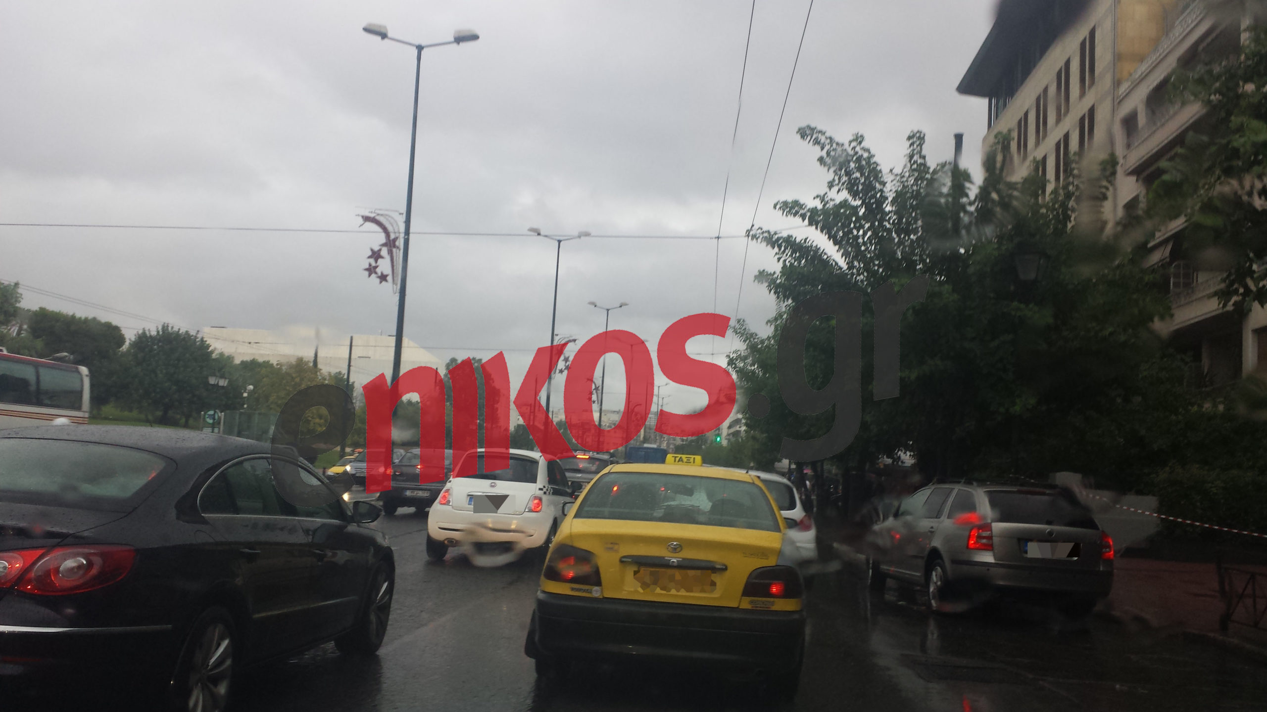 Κομφούζιο στους δρόμους της Αθήνας από την καταρρακτώδη βροχή – ΒΙΝΤΕΟ