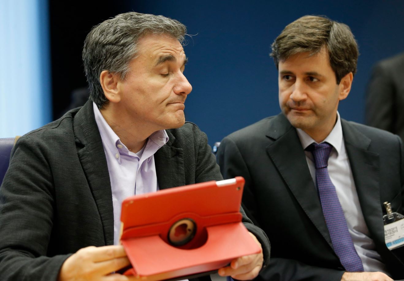 H απορία του Τσακαλώτου και το κόκκινο iPad – ΦΩΤΟ