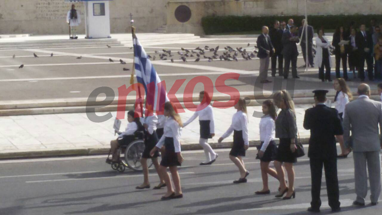 Συγκλόνισε η παραστάτρια με το καροτσάκι – ΦΩΤΟ