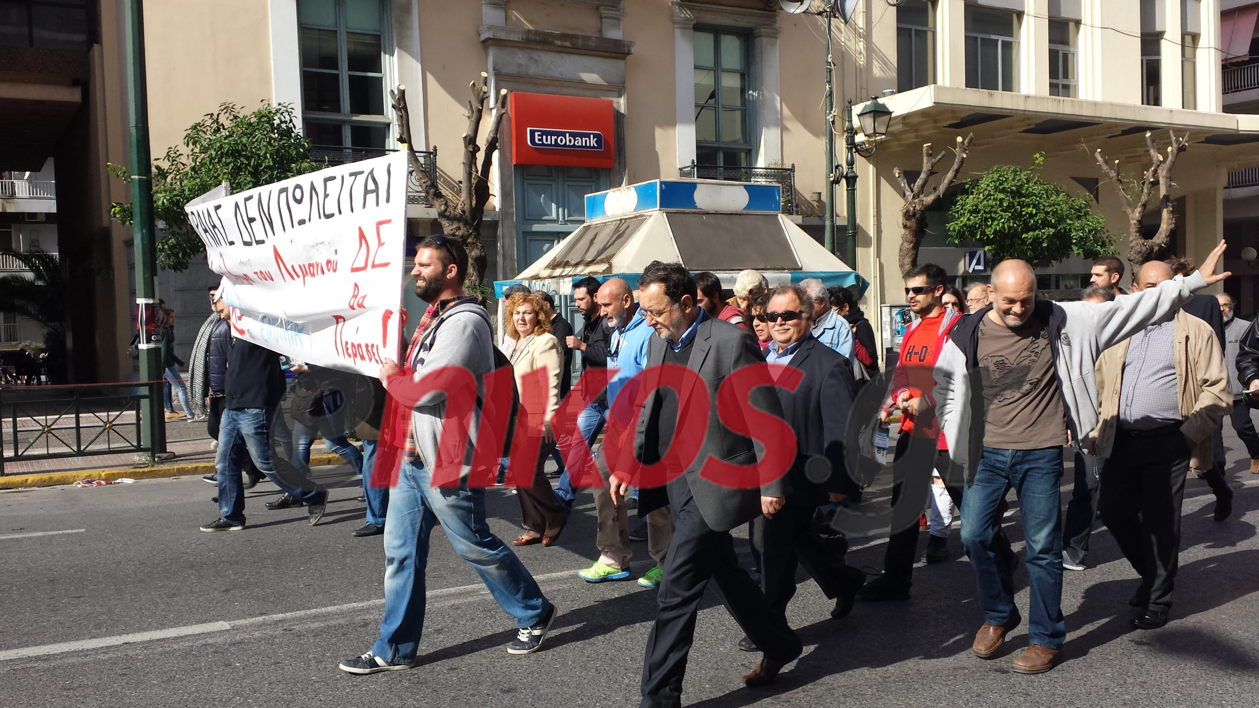 Η “παρέλαση” του Λαφαζάνη και του Λεουτσάκου στον Πειραιά – ΦΩΤΟ