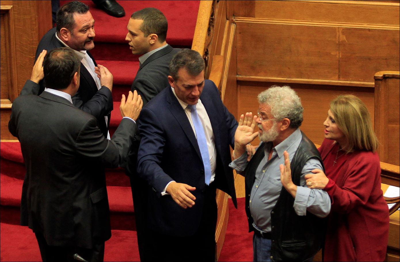 «Πυροσβέστης» η Βούλτεψη στο επεισόδιο με τους Χρυσαυγίτες – ΦΩΤΟ