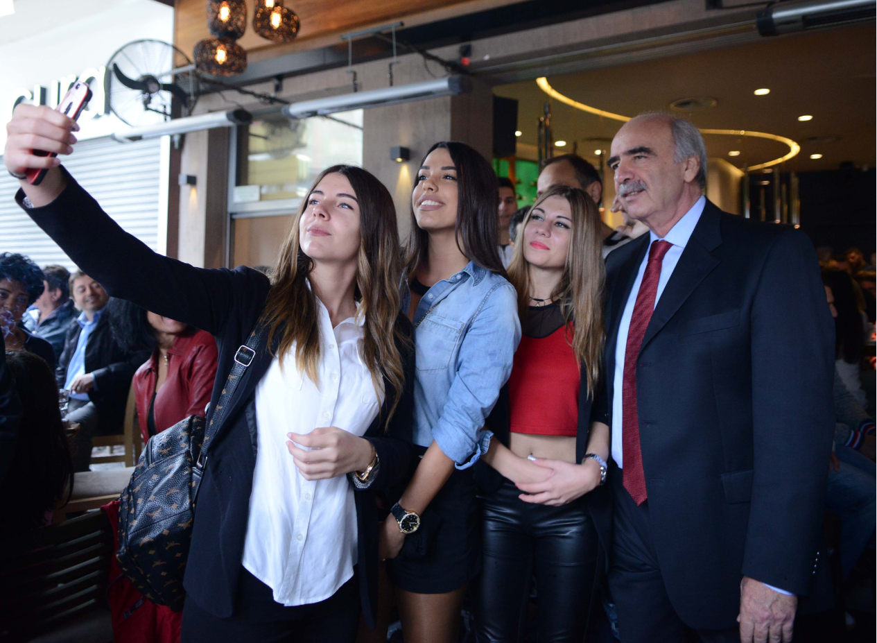 Η selfie του Μεϊμαράκη με τις ωραίες της Βέροιας – ΦΩΤΟ