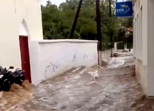 Ένα με τη θάλασσα οι δρόμοι στις Οινούσσες – ΒΙΝΤΕΟ