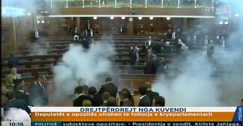 “Κόλαση” στη βουλή του Κοσόβου – Βουλευτές έριξαν ξανά δακρυγόνο – ΒΙΝΤΕΟ