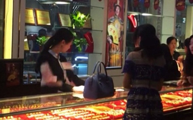 Έξαλλη πελάτισσα πετά χαρτονομίσματα σε πωλήτρια – ΒΙΝΤΕΟ