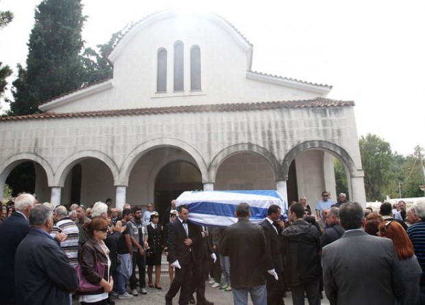 Συγκίνηση στο «τελευταίο αντίο» στον Μάκη Δενδρινό – ΦΩΤΟ