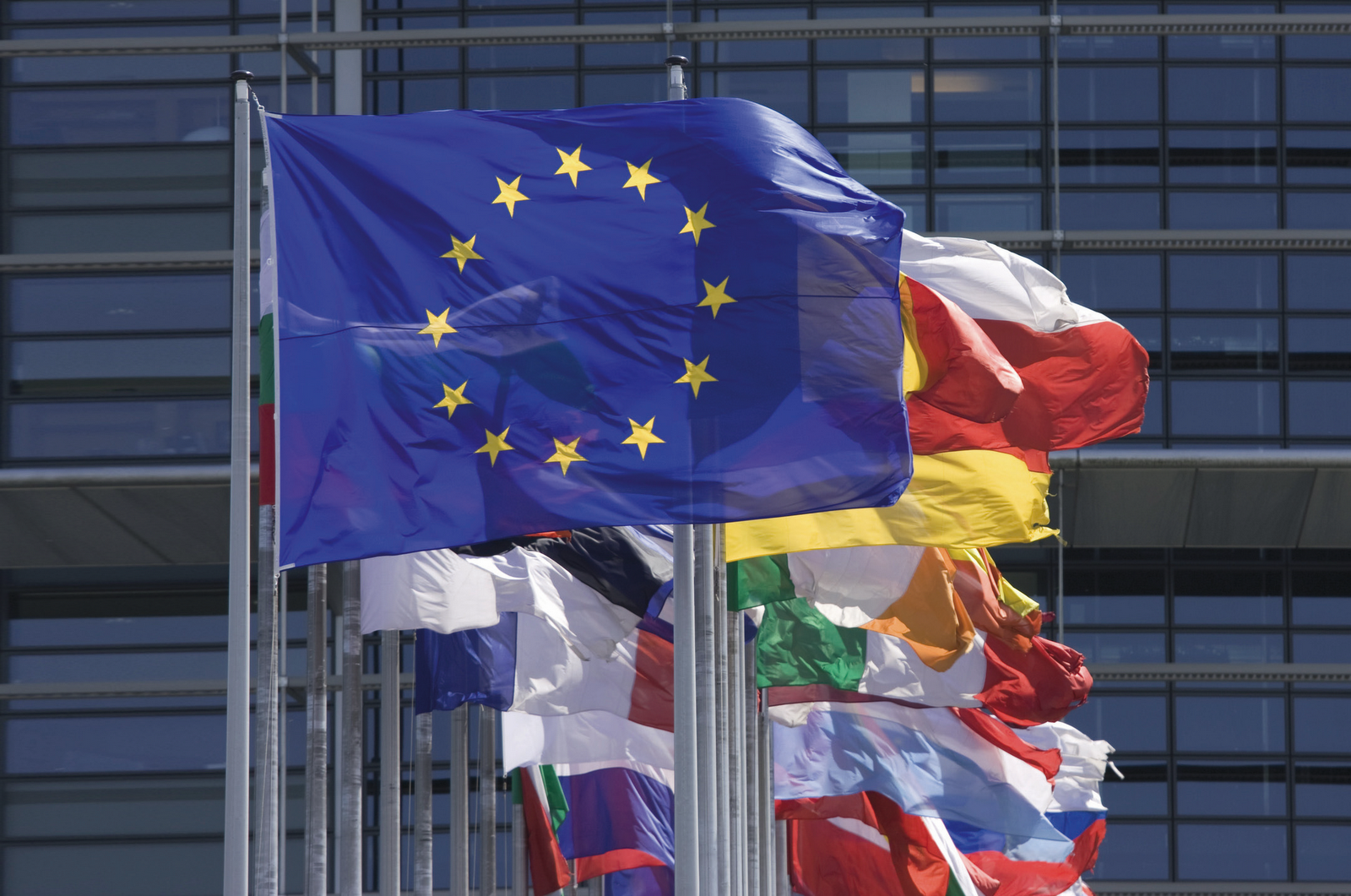 Mεγάλες πολυεθνικές στο στόχαστρο της ΕΕ για φοροαποφυγή