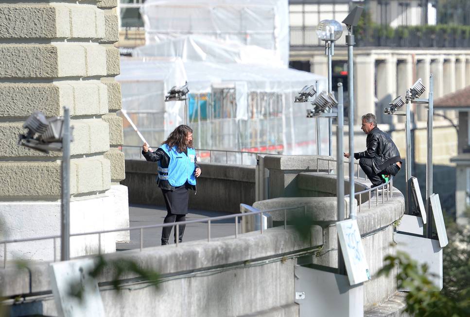 Άνδρας απειλεί να αυτοπυρποληθεί στο μέγαρο της ομοσπονδίας στη Βέρνη – ΦΩΤΟ