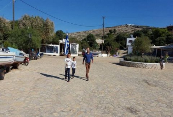 Παρέλαση με 2 μαθητές – ΦΩΤΟ