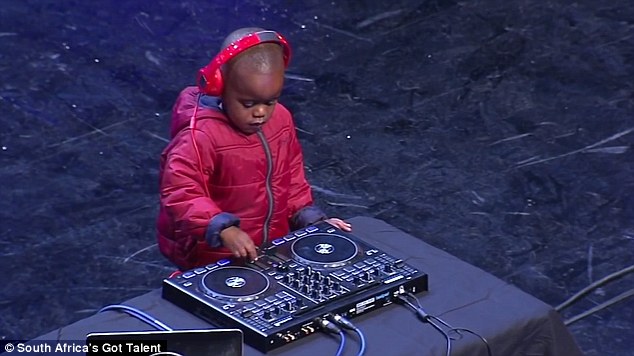 Ο 3χρονος DJ που κλέβει την παράσταση – ΒΙΝΤΕΟ