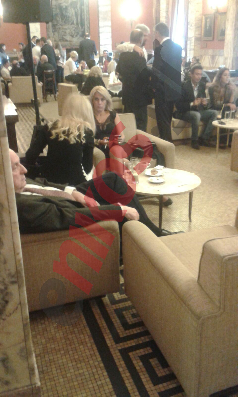 Όσα δεν είδατε στην ορκωμοσία των Βουλευτών – Το παρασκήνιο και τα “πηγαδάκια” – ΦΩΤΟ