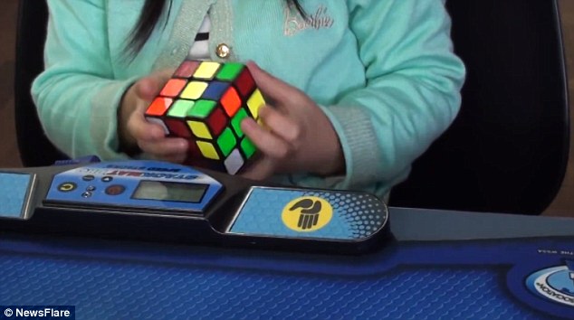 3χρονη λύνει τον κύβο του Ρούμπικ σε 47’’ – ΒΙΝΤΕΟ