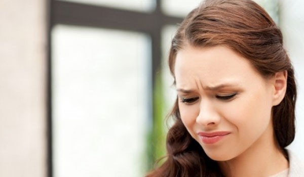 Μεταλλική γεύση στο στόμα: Τι μπορεί να φταίει