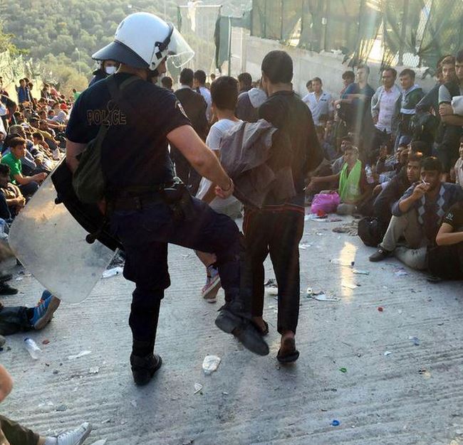 Εικόνες ντροπής στη Λέσβο – Αστυνομικός κλωτσάει πρόσφυγα